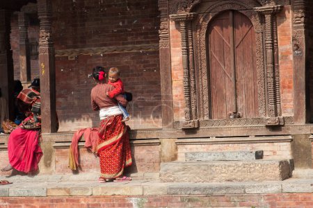 Téléchargez les photos : KATHMANDU, NEPAL - CIRCA NOVEMBRE 2013 : Mère népalaise avec enfant vers novembre 2013 à Katmandou. - en image libre de droit
