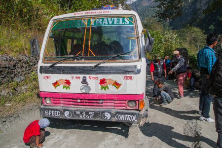 Foto de KALAPANI, NEPAL - CIRCA NOVIEMBRE 2013: fallo del autobús en una carretera llena de baches nepaleses alrededor de noviembre de 2013 en Kalapani
. - Imagen libre de derechos