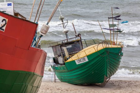 Foto de Barco de pesca en la playa en Uniesci - Imagen libre de derechos