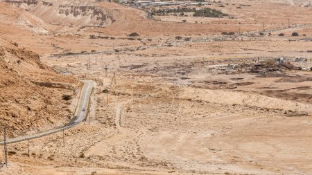NAGEV, ISRAEL - CIRCA MAI 2018 : Vue de la route à travers le désert du Néguev vers mai 2018 à Nagev.