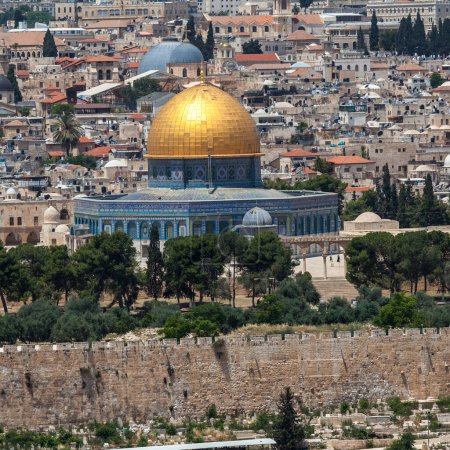 Foto de JERUSALEM, ISRAEL - CIRCA MAYO 2018: maravilloso panorama de la ciudad de Jerusalén alrededor de mayo 2018 en Jerusalén. - Imagen libre de derechos