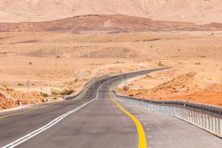Blick auf die Straße durch die Negev-Wüste in Israel.