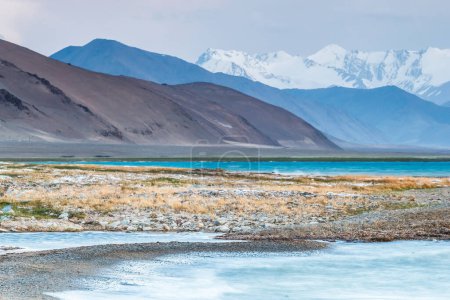 Belle vue sur le lac Karakul à Pamir au Tadjikistan