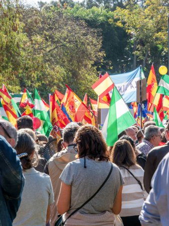 Foto de Cádiz, España - 12 de noviembre de 2023: Un grupo masivo de personas se manifiestan contra el gobierno - Imagen libre de derechos