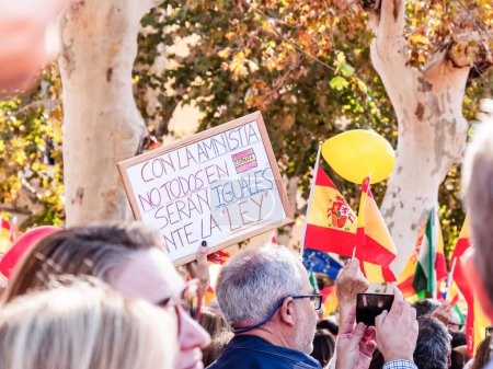 Foto de Cádiz, España - 12 de noviembre de 2023: Un grupo masivo de personas se manifiestan contra el gobierno - Imagen libre de derechos