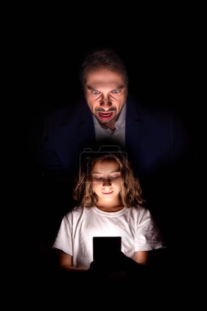 Ein Mädchen, das auf ein Handy blickt, und ein besorgter Elternteil symbolisieren die Sorge um die Sicherheit im Internet.