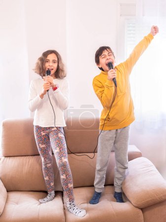 Dos niños interpretan música apasionadamente en micrófonos.