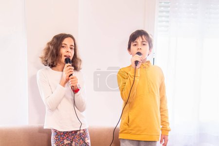 Dos niños interpretan música apasionadamente en micrófonos.