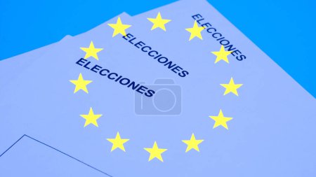 Papier mit ELECCIONES-Text, umgeben von Sternen im EU-Stil auf blau.