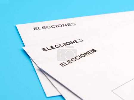 Votos electorales con texto ELECCIONES, en un vibrante telón de fondo azul.