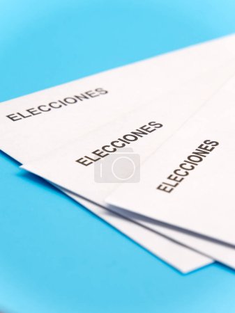 Wahlzettel mit ELECCIONES-Text vor leuchtend blauem Hintergrund.