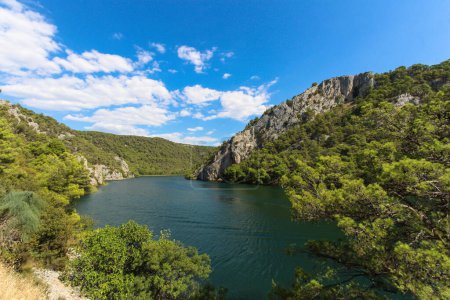 Téléchargez les photos : Plongez dans la beauté harmonieuse du parc national de Krka, en Croatie. Assistez à la danse enchanteresse des rochers sculptés par la mer et à l'allure sereine des vues sur les collines, créant une symphonie captivante des merveilles de la nature - en image libre de droit