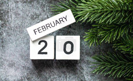 Téléchargez les photos : February 20 on white vintage wooden calendar on stone table - en image libre de droit