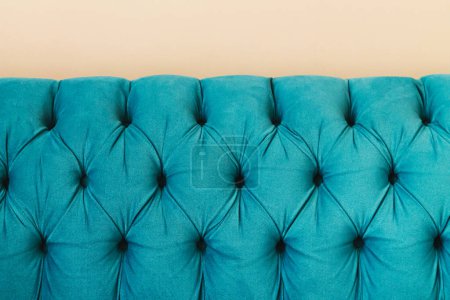 Téléchargez les photos : Tête de lit en velours marron turquoise capitone textile capitone de canapé de style Chesterfiels, gros plan - en image libre de droit