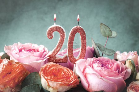 Téléchargez les photos : Bougie de célébration rose à paillettes numéro 20 avec fleurs - en image libre de droit