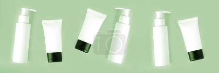 Téléchargez les photos : Bouteilles et tubes de produits de soins du corps blancs sur fond vert. Soin de la peau et concept beauté - en image libre de droit