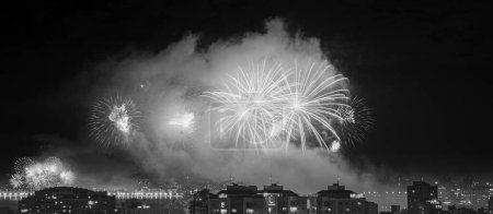 Téléchargez les photos : NITEROI, RIO DE JANEIRO, BRAZIL  01/01/2023: Night photo of the arrival of the New Year (Reveillon) in black and white with fireworks in the sky of a Brazilian city - en image libre de droit