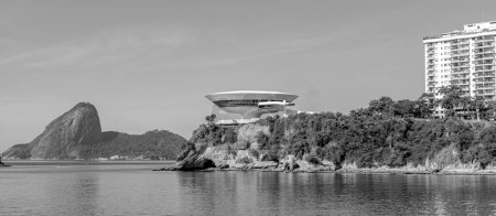 Téléchargez les photos : Photo du Niteroi Contemporary Art Museum - Rio de Janeiro, Brésil en noir et blanc. Ce lieu touristique est un projet de l'architecte brésilien Oscar Niemeyer. - en image libre de droit