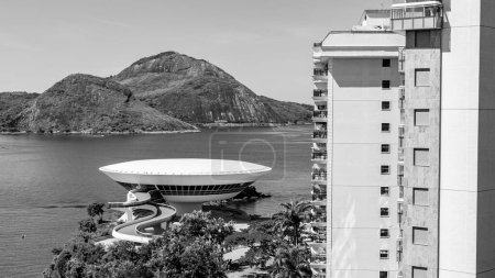 Téléchargez les photos : Photo du Niteroi Contemporary Art Museum - Rio de Janeiro, Brésil en noir et blanc. Ce lieu touristique est un projet de l'architecte brésilien Oscar Niemeyer. - en image libre de droit
