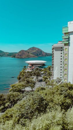 Téléchargez les photos : Niteroi, Rio de Janeiro, Brésil - CIRCA 2023 : Photo du Niteroi Contemporary Art Museum. Ce lieu touristique est un projet de l'architecte brésilien Oscar Niemeyer. - en image libre de droit