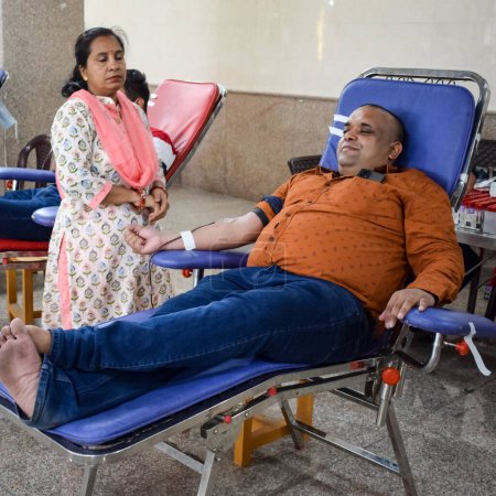 Foto de Delhi, India, June 19 2022 - Blood donor at Blood donation camp held at Balaji Temple, Vivek Vihar, Delhi, India, Image for World blood donor day on June 14 every year, Blood Donation Camp at Temple - Imagen libre de derechos