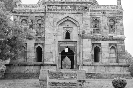 Foto de Mughal Architecture inside Lodhi Gardens, Delhi, India, Beautiful Architecture Inside Mezquita de tres cúpulas en Lodhi Garden se dice que es la mezquita del viernes para la oración del viernes, Lodhi Garden Tomb - Imagen libre de derechos
