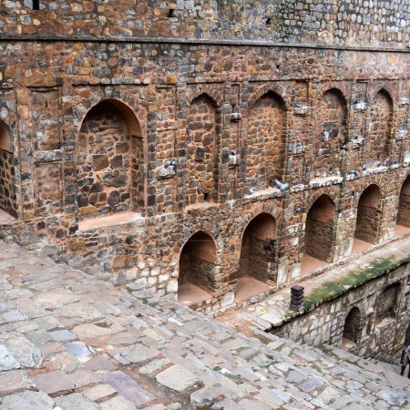 Téléchargez les photos : Agrasen Ki Baoli (Step Well) situé au milieu de Connaught placé New Delhi Inde, Ancienne archéologie Constructions - en image libre de droit