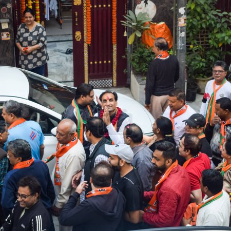 Téléchargez les photos : New Delhi, Inde, 20 novembre 2022 - Les partisans du Parti Bharatiya Janata (BJP) lors d'un rassemblement en soutien au candidat du BJP Pankaj Luthra pour déposer des actes de candidature avant les élections locales du MCD 2022 - en image libre de droit