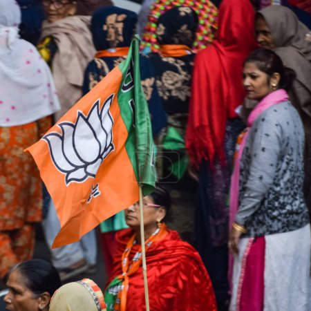 Téléchargez les photos : New Delhi, Inde, 20 novembre 2022 - Les partisans du Parti Bharatiya Janata (BJP) lors d'un rassemblement en soutien au candidat du BJP Pankaj Luthra pour déposer des actes de candidature avant les élections locales du MCD 2022 - en image libre de droit