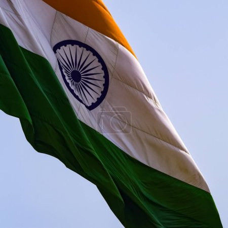 Foto de India flag flying high at Connaught Place with pride in blue sky, India flag fluttering, Indian Flag on Independence Day and Republic Day of India, tilt up shot, Waving Indian flag, Har Ghar Tiranga - Imagen libre de derechos
