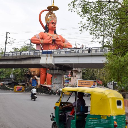 Téléchargez les photos : New Delhi, Inde - 21 juin 2022 - Grande statue de Lord Hanuman près du pont du métro delhi situé près de Karol Bagh, Delhi, Inde, Lord Hanuman grande statue touchant le ciel - en image libre de droit