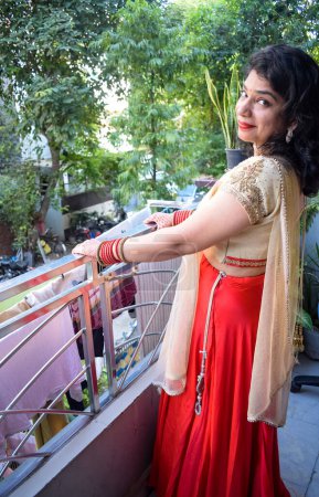 Téléchargez les photos : Belle femme déguisée en tradition indienne avec henné mehndi design sur ses deux mains pour célébrer grand festival de Karwa Chauth, Karwa Chauth célébrations par femme indienne pour son mari - en image libre de droit