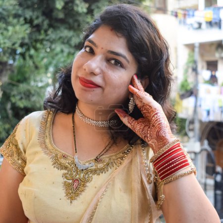 Téléchargez les photos : Belle femme déguisée en tradition indienne avec henné mehndi design sur ses deux mains pour célébrer grand festival de Karwa Chauth, Karwa Chauth célébrations par femme indienne pour son mari - en image libre de droit