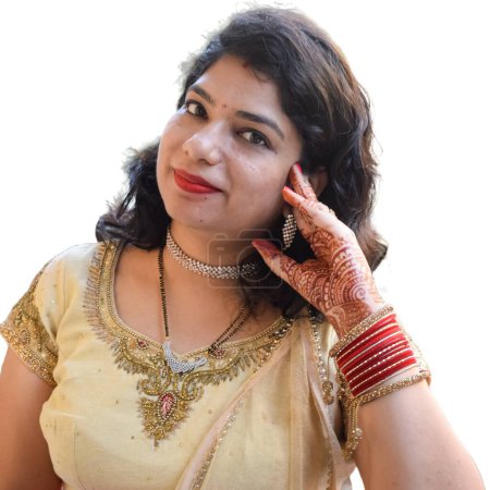 Téléchargez les photos : Belle femme déguisée en tradition indienne avec un design henné mehndi sur ses deux mains pour célébrer le grand festival de Karwa Chauth avec un fond blanc uni - en image libre de droit