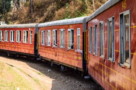 Téléchargez les photos : Jouet Train se déplaçant sur les pentes de montagne, belle vue, une montagne latérale, une vallée latérale se déplaçant sur le chemin de fer à la colline, parmi la forêt naturelle verte. Train jouet de Kalka à Shimla en Inde, Train indien - en image libre de droit