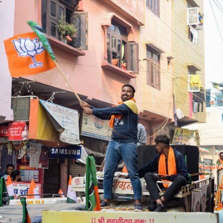 Téléchargez les photos : Delhi, Inde, 02 décembre 2022 - Soutien du Parti Bharatiya Janata (BJP) lors d'un méga road show en soutien au candidat du BJP Pankaj Luthara pour déposer des actes de candidature devant l'organe local du MCD Élections 2022 - en image libre de droit