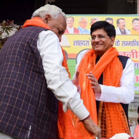 Téléchargez les photos : New Delhi, Inde - 27 novembre 2022 - Piyush Goyal Ministre du Cabinet et membre principal du Parti Bharatiya Janata (BJP) lors d'un rassemblement en soutien au candidat du BJP devant l'organe local du MCD Élections 2022 - en image libre de droit