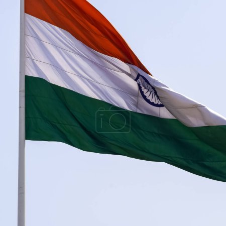 Téléchargez les photos : India flag flying high at Connaught Place with pride in blue sky, India flag fluttering, Indian Flag on Independence Day and Republic Day of India, tilt up shot, Waving Indian flag, Har Ghar Tiranga - en image libre de droit