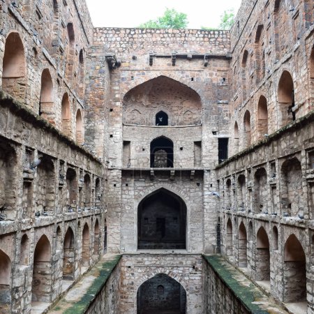 Téléchargez les photos : Agrasen Ki Baoli (Step Well) situé au milieu de Connaught placé New Delhi Inde, Ancienne archéologie Construction - en image libre de droit