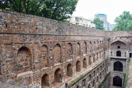 Téléchargez les photos : Agrasen Ki Baoli (Step Well) situé au milieu de Connaught placé New Delhi Inde, Ancienne archéologie Construction - en image libre de droit