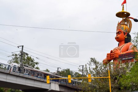 Téléchargez les photos : New Delhi, Inde - 21 juin 2022 - Grande statue de Lord Hanuman près du pont du métro delhi situé près de Karol Bagh, Delhi, Inde, Lord Hanuman grande statue touchant le ciel - en image libre de droit