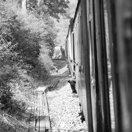 Téléchargez les photos : Toy Train moving on mountain slopes, beautiful view, one side mountain, one side valley moving on railway to the hill, among green natural forest. Toy train from Kalka to Shimla in India, Indian Train - en image libre de droit
