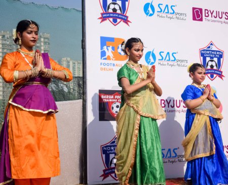 Foto de Delhi, India - December 11 2022 - Bharathanatyam Indian classical odissi dancers performing at stage. Beautiful Indian girl dancers in the posture of Indian dance. Indian classical dance Bharatanatyam - Imagen libre de derechos