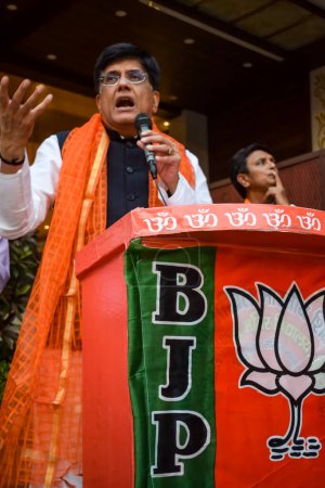 Téléchargez les photos : New Delhi, Inde - 27 novembre 2022 - Piyush Goyal Ministre du Cabinet et membre principal du Parti Bharatiya Janata (BJP) lors d'un rassemblement en soutien au candidat du BJP devant l'organe local du MCD Élections 2022 - en image libre de droit