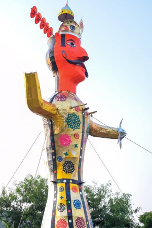 Téléchargez les photos : Ravnans enflammés lors du festival de Dussera au terrain de Ramleela à Delhi, en Inde, Grande statue de Ravana pour obtenir le feu lors de la Foire de Dussera pour célébrer la victoire de la vérité par Lord Rama - en image libre de droit