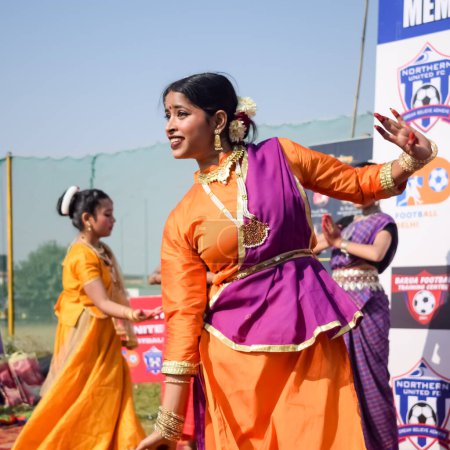 Foto de Delhi, India - December 11 2022 - Bharathanatyam Indian classical odissi dancers performing at stage. Beautiful Indian girl dancers in the posture of Indian dance. Indian classical dance Bharatanatyam - Imagen libre de derechos