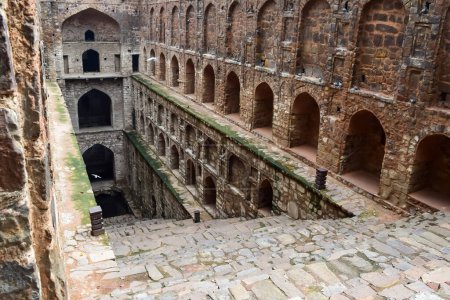 Téléchargez les photos : Agrasen Ki Baoli - Étape Bien situé au milieu de Connaught placé New Delhi Inde, Ancienne archéologie Construction - en image libre de droit