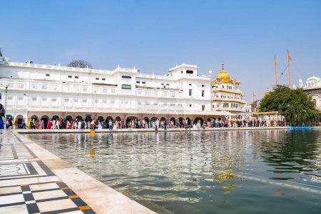 Téléchargez les photos : Vue des détails de l'architecture à l'intérieur du temple d'or (Harmandir Sahib) à Amritsar, Punjab, Inde, célèbre monument sikh indien, temple d'or, le sanctuaire principal des sikhs à Amritsar, Inde - en image libre de droit