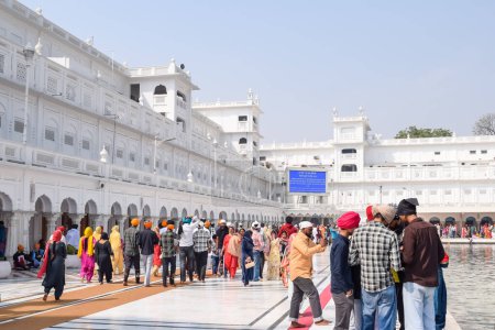Foto de Amritsar, India - 26 de febrero de 2023 - devotos no identificados de varias partes en el Templo Dorado (Harmandir Sahib) en Amritsar, Punjab, India, Monumento indio famoso sikh, Templo Dorado - Imagen libre de derechos