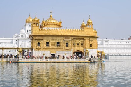 Téléchargez les photos : Belle vue sur le temple d'or (Harmandir Sahib) à Amritsar, Punjab, Inde, célèbre monument sikh indien, Temple d'or, le sanctuaire principal des Sikhs à Amritsar, Inde - en image libre de droit